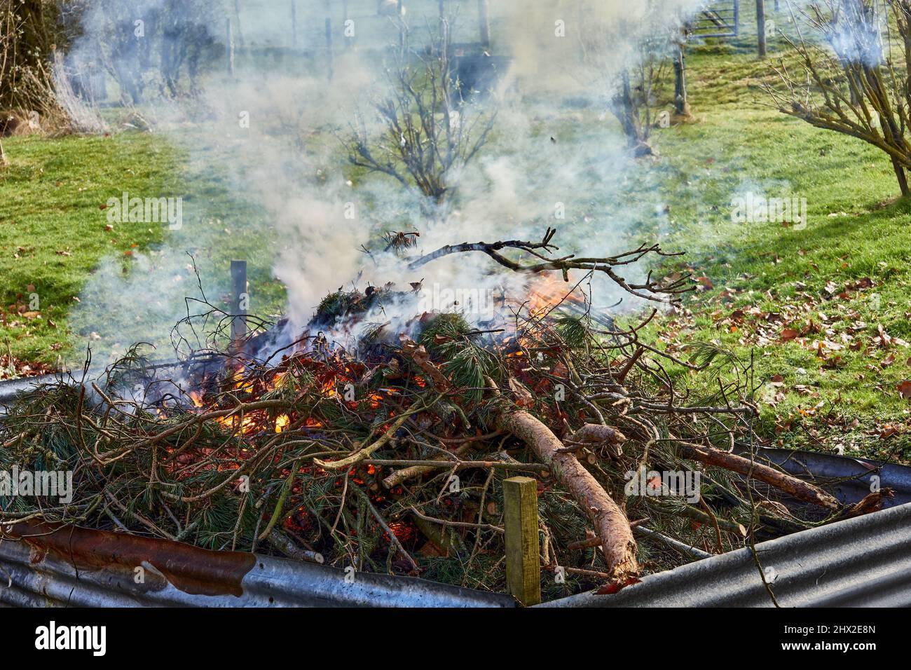 Bonfire che si ripulisce dopo danni tempesta rifiuti Foto Stock