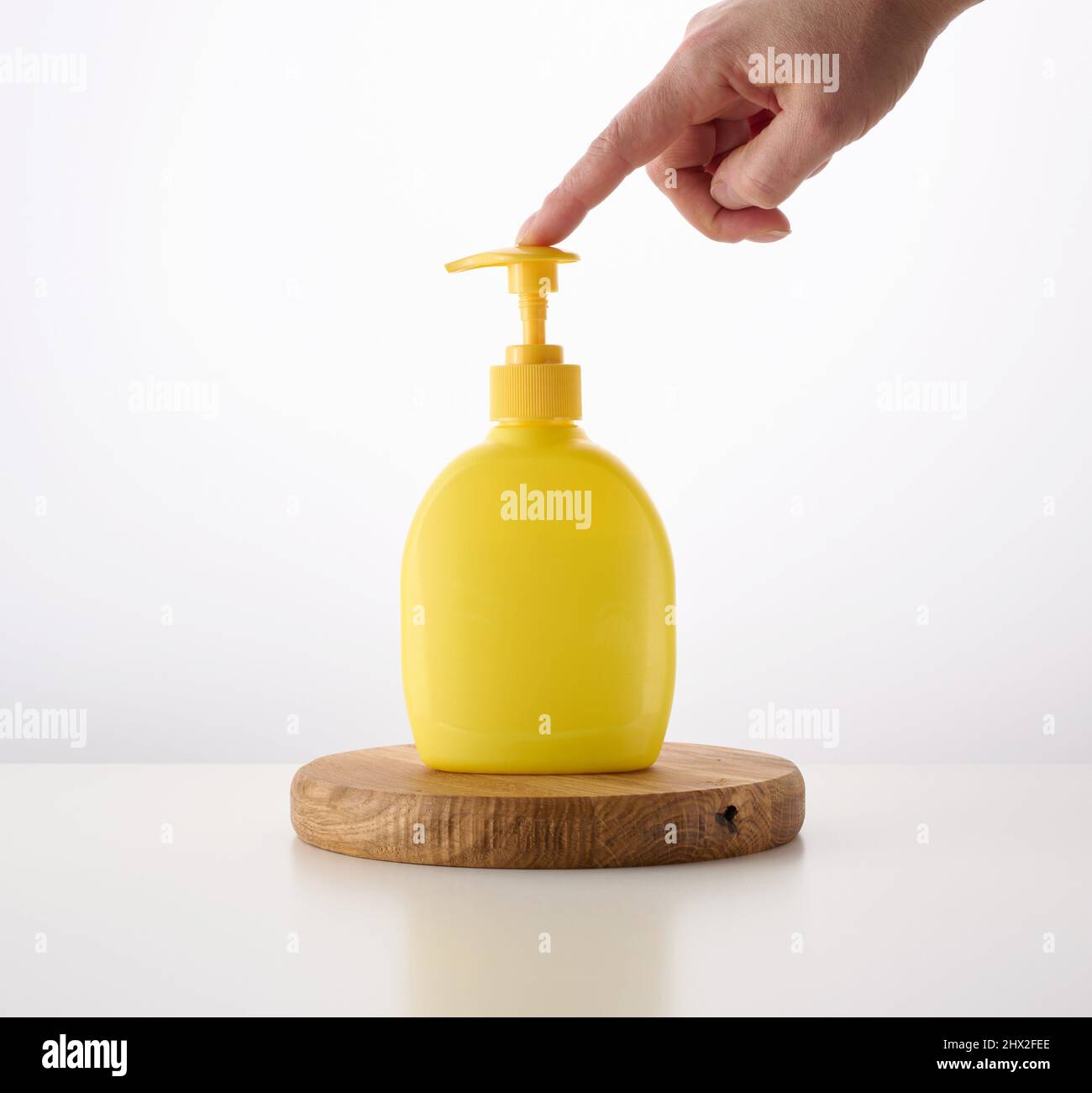 dispenser di contenitori in plastica giallo su sfondo bianco. Contenitore  per sapone liquido, shampoo Foto stock - Alamy
