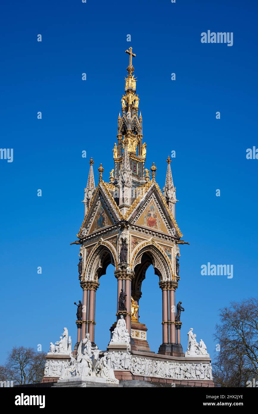 L'Albert Memorial del 1872 a Kensington Gardens, nel centro di Londra Regno Unito Foto Stock