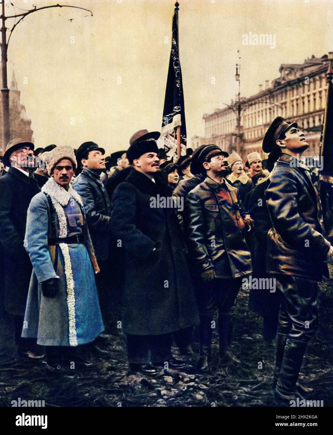 Lenine (Vladimir Ilitch Oulianov dit, 1870-1924) et Iakov Sverdlov (1885-1919) devant le Monument Provisoire a Karl Marx (1818-1883) et Friedriech Engels (1820-1895), Moscou, le 7 novembre 1918 - Foto Stock