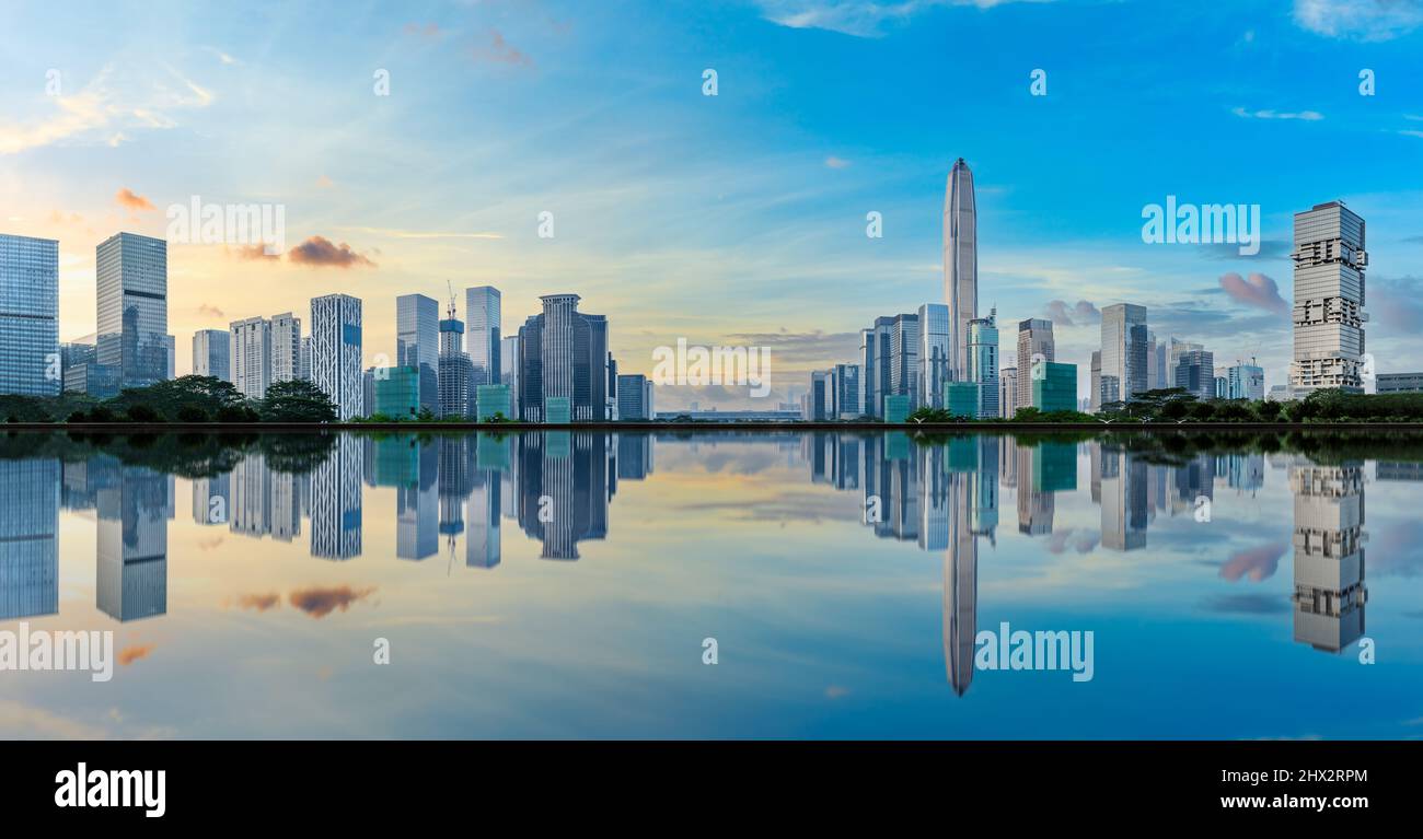 Skyline panoramico e moderni edifici commerciali con riflessi d'acqua a Shenzhen, Cina. Foto Stock