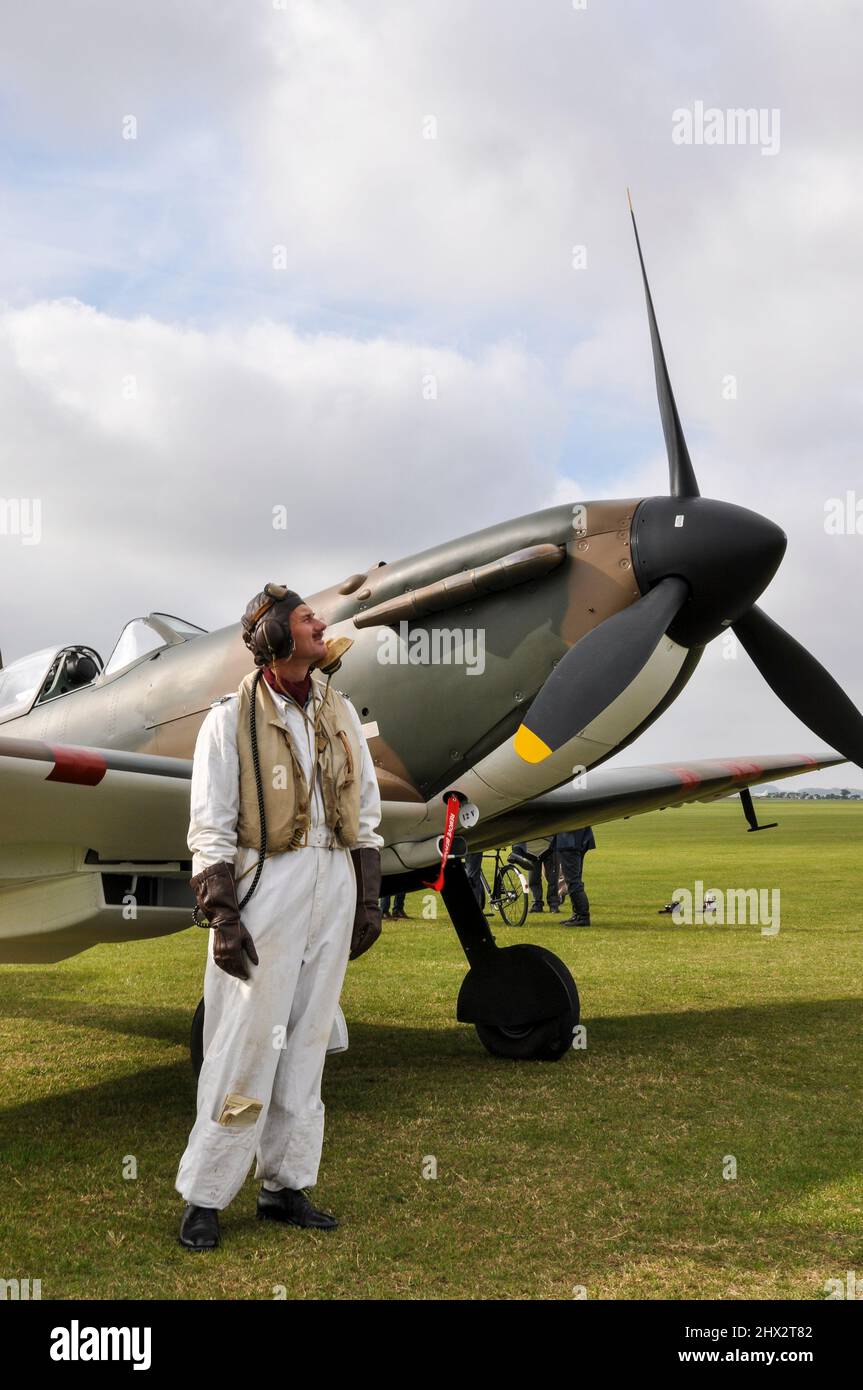 Restaurato Mark i Spitfire. Supermarine Spitfire i P9374 dopo il restauro. Battaglia del veterano britannico, con re-enattore in prima guerra tute bianche Foto Stock