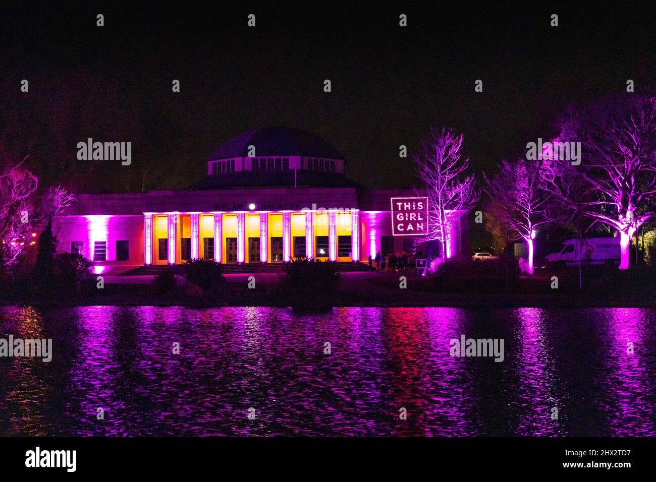 Newcastle upon Tyne, Regno Unito - 8th marzo 2022: L'illuminazione sulla fabbrica di birra Wylam e gli alberi per questa ragazza può esercitare la strada nella Giornata Internazionale della Donna. Foto Stock