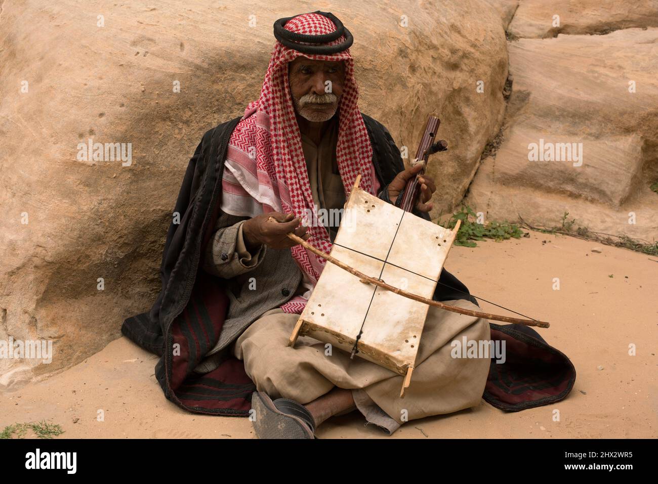 Musicista tradizionale giordano a Siq al-Barid. Foto Stock