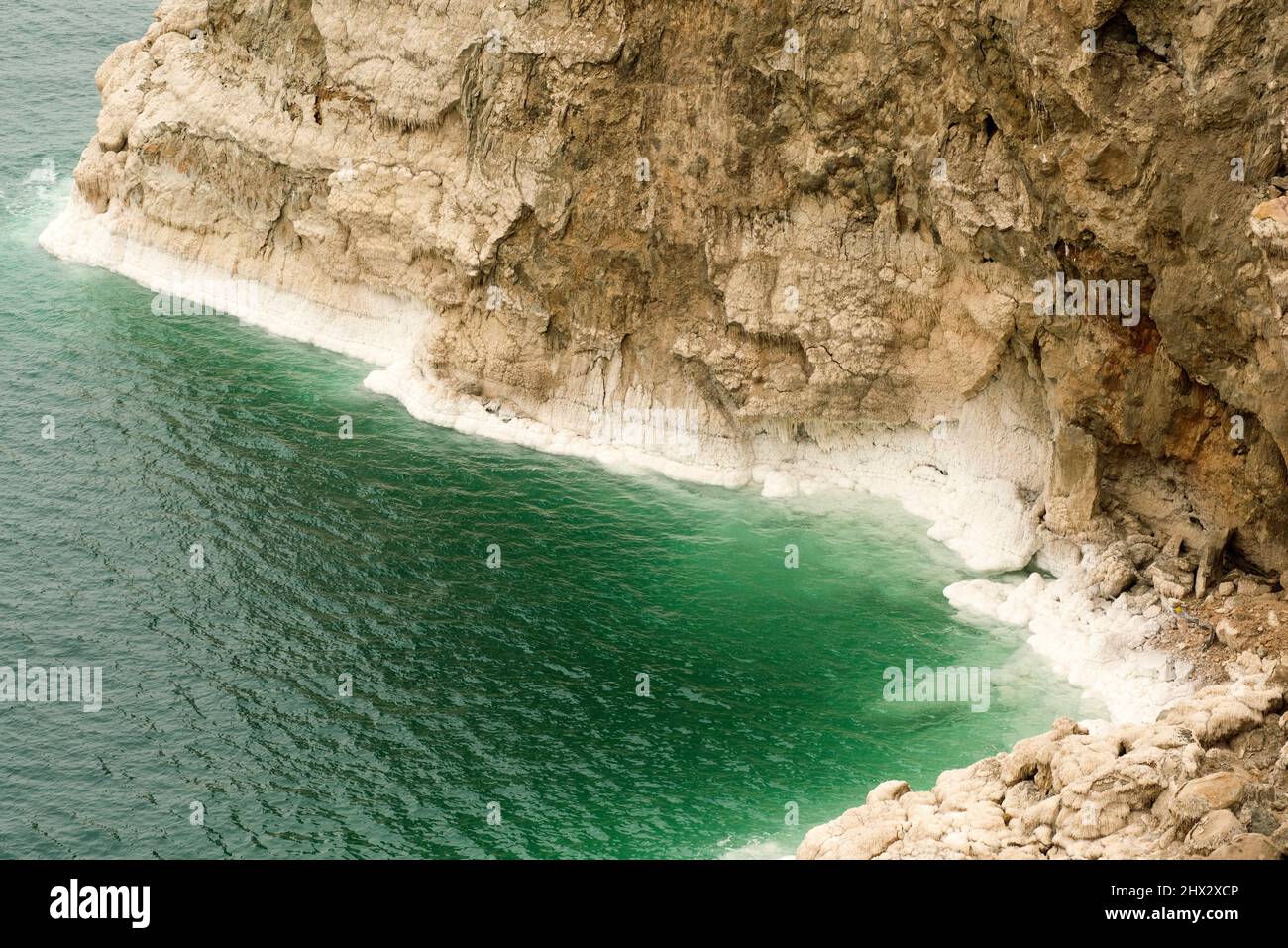 Vista sul Mar Morto dal confine con la Giordania con depositi di sale. Foto Stock