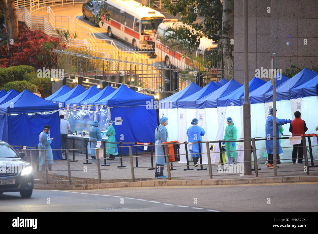 Hong Kong- Marzo 1 2022: Con lo scoppio di Omicron nel 5th, i residenti sono costretti ad esaminare nella stazione mobile di raccolta dei campioni Foto Stock