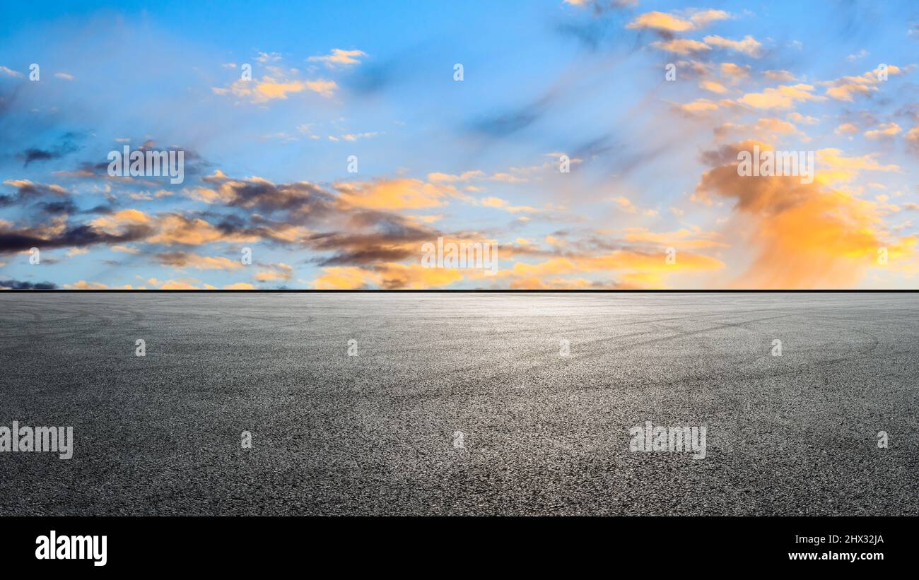 Strada asfaltata vuota e bel cielo nuvola sfondo all'alba Foto Stock