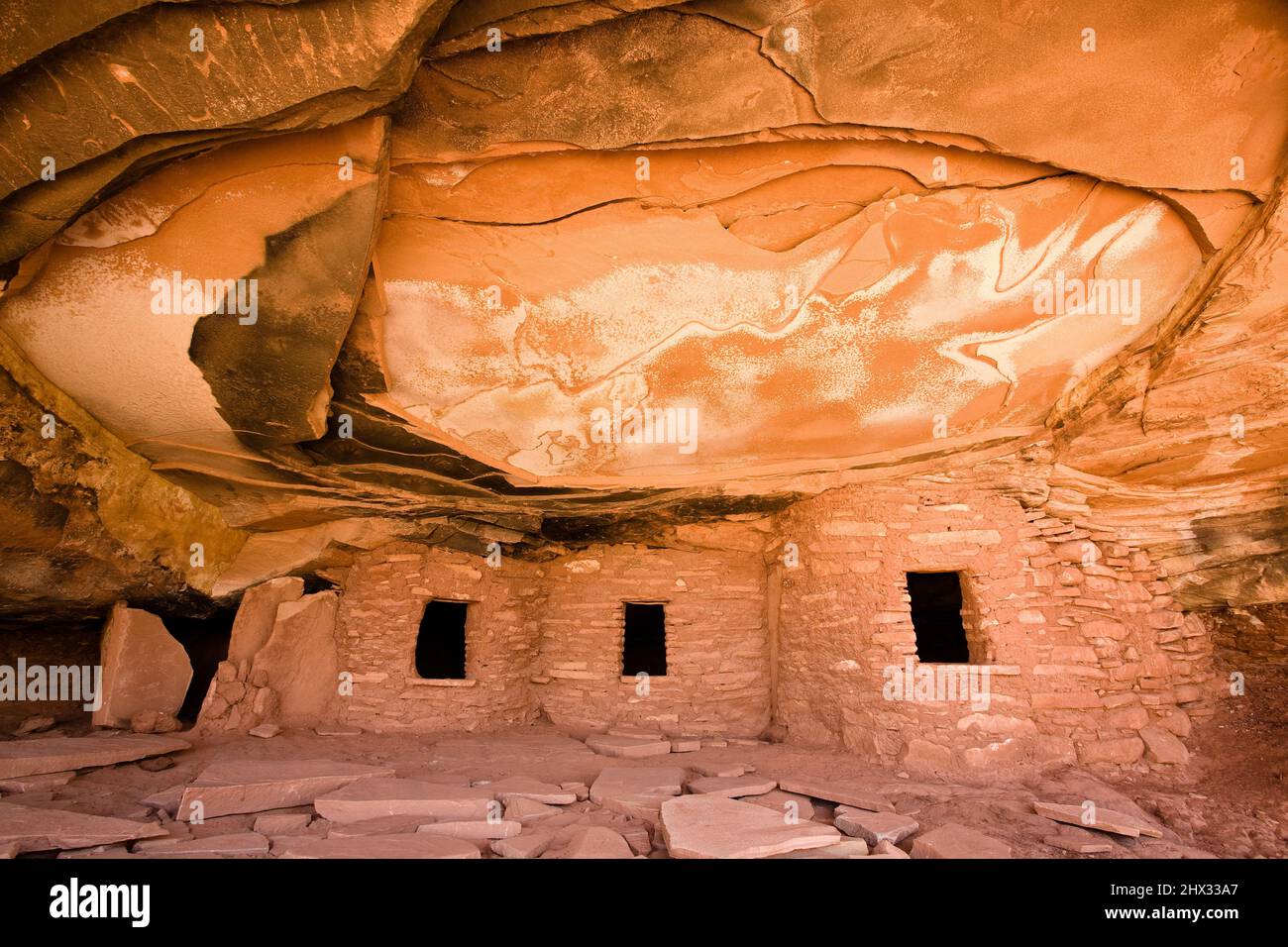 Il soffitto caduto o la scogliera del tetto caduto rovina che abita nella zona di studio della Wilderness del Canyon di Road a Cedar Mesa in Utah. E' un'antica Ancestra di 1000 anni Foto Stock