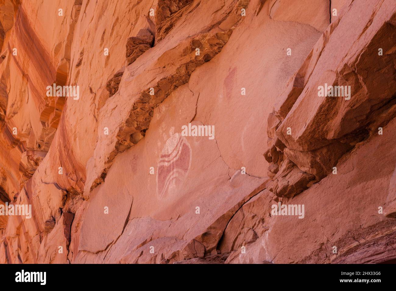 L'uomo di baseball è un antico pittogramma ancestrale Puebloan nativo americano in Chinle Wash sulla Riserva Navajo nello Utah. E 'stato dipinto più th Foto Stock