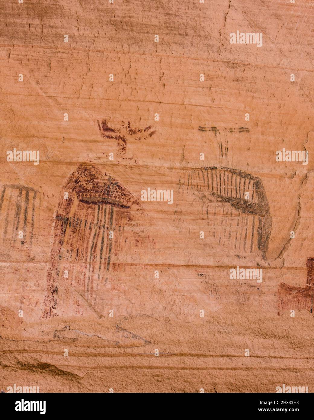 Figure antropomorfe simili ad alieni sul Bartlett Rock Art Panel, un pannello in stile Barrier Canyon vicino a Moab, Utah. Dipinta circa 3000 anni fa dalla A. Foto Stock