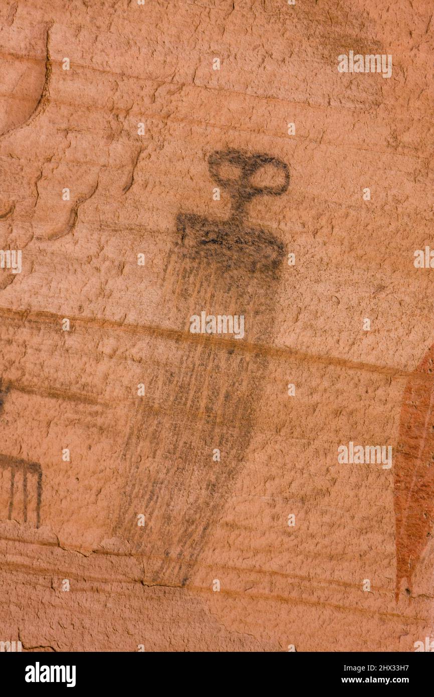 Una figura antropomorfa simile a quella di un alieno sul Bartlett Rock Art Panel, un pannello in stile Barrier Canyon vicino a Moab, Utah. Dipinta circa 3000 anni fa dalla Foto Stock