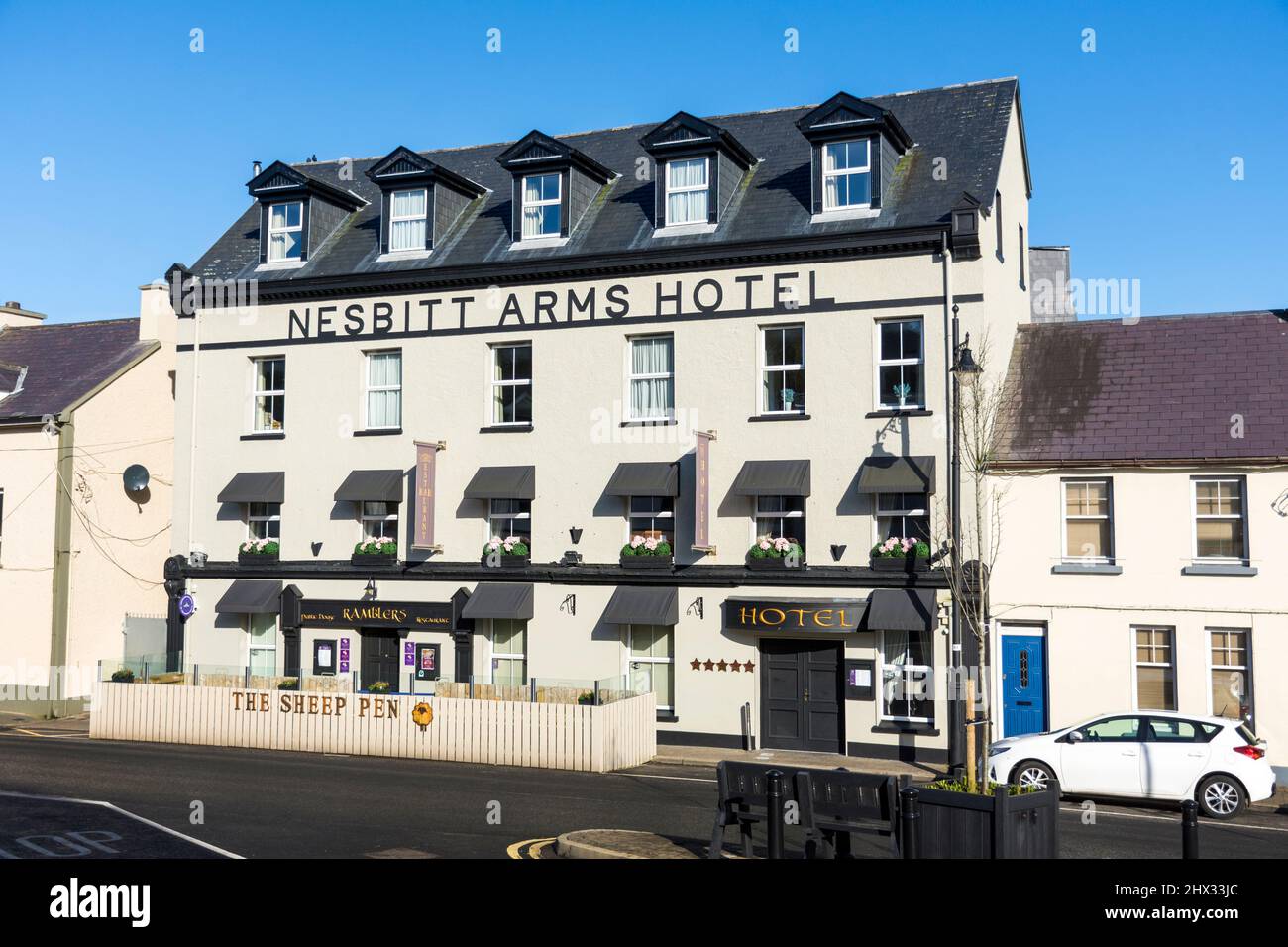 Facciata del Nesbitt Arms Hotel ad Ardara. Contea di Donegal, Irlanda Foto Stock