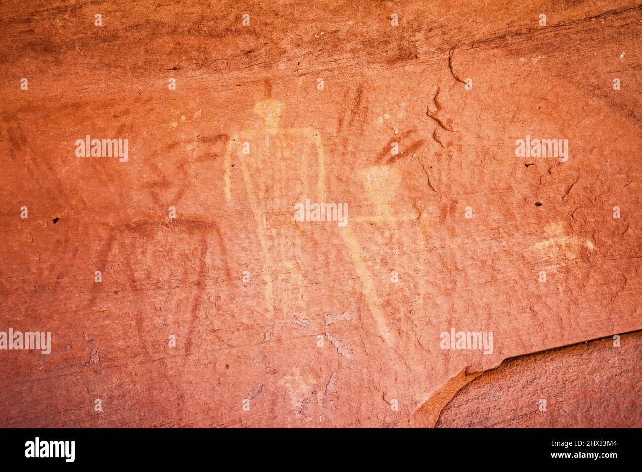 Antichi pittogrammi ancestrali Puebloan nativi americani in Chinle Wash sulla Riserva Navajo in Utah, dipinta più di 800 anni fa su un sandston Foto Stock