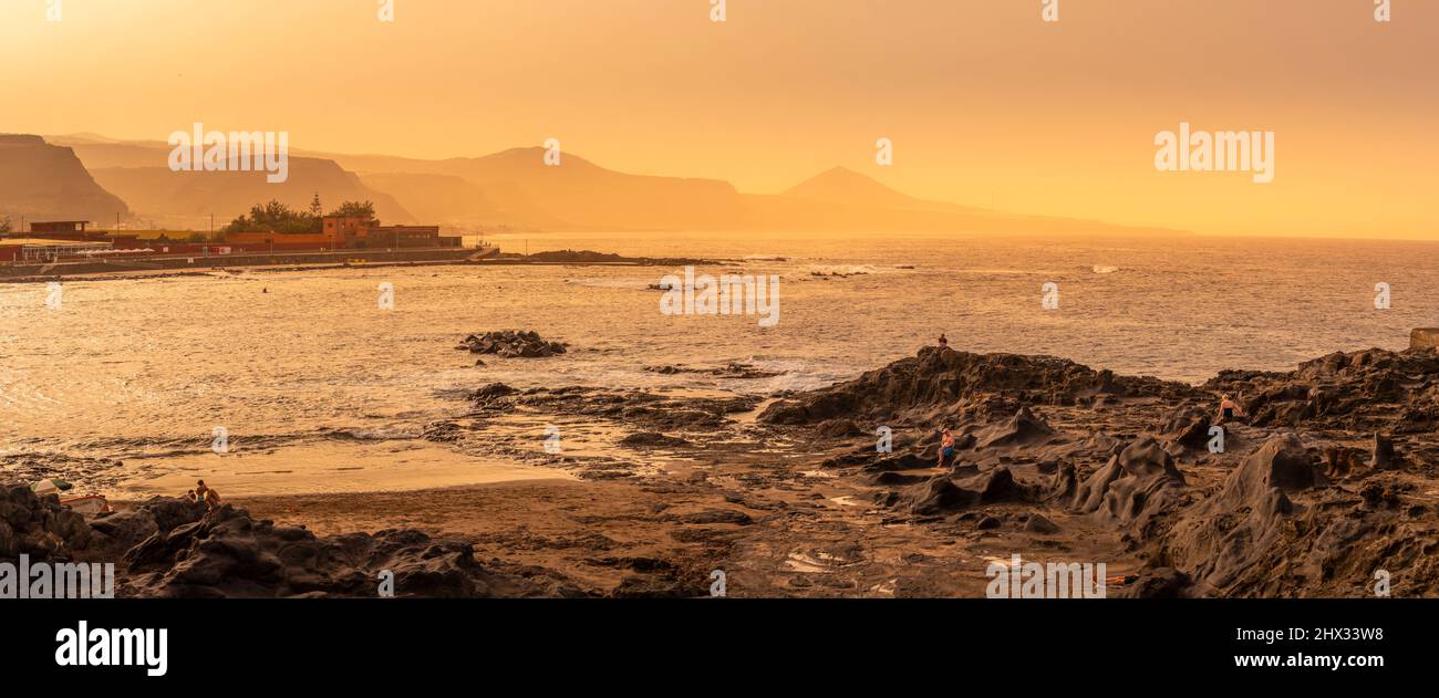 Vista della costa rocciosa e del mare Atlantico al tramonto vicino a El Pagador, Las Palmas, Gran Canaria, Isole Canarie, Spagna, Europa Foto Stock
