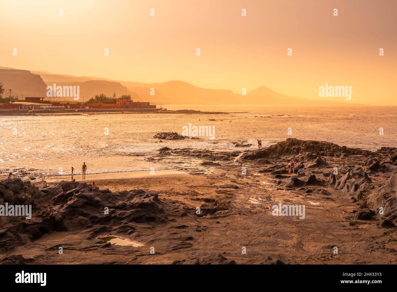 Vista della costa rocciosa e del mare Atlantico al tramonto vicino a El Pagador, Las Palmas, Gran Canaria, Isole Canarie, Spagna, Europa Foto Stock