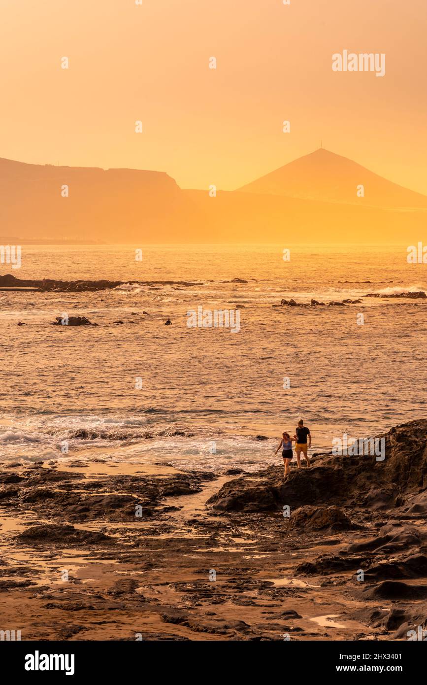 Vista della costa rocciosa e del mare Atlantico al tramonto vicino a El Pagador, Las Palmas, Gran Canaria, Isole Canarie, Spagna, Europa Foto Stock