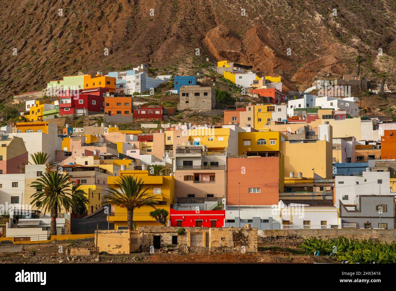 Vista di case colorate e sfondo di montagna al tramonto a Galdar, Las Palmas, Gran Canaria, Isole Canarie, Spagna, Europa Foto Stock