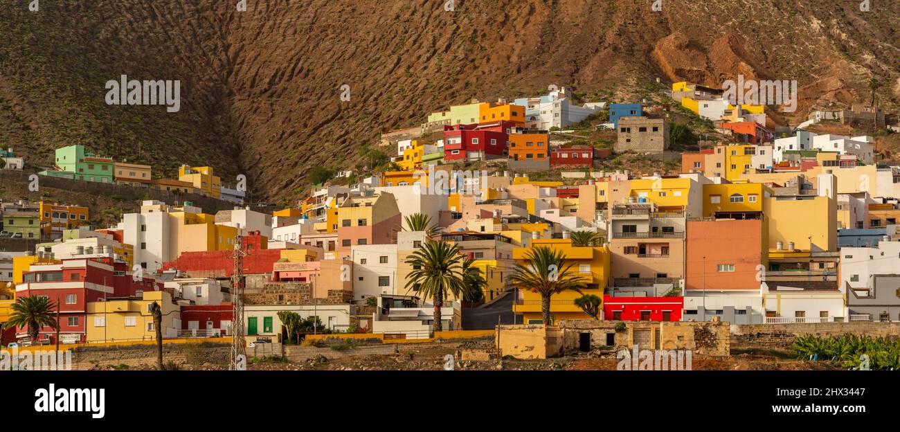 Vista di case colorate e sfondo di montagna al tramonto a Galdar, Las Palmas, Gran Canaria, Isole Canarie, Spagna, Europa Foto Stock
