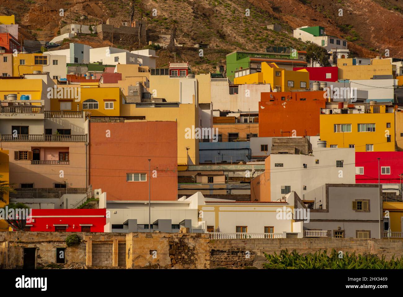 Vista di case colorate e sfondo di montagna al tramonto a Galdar, Las Palmas, Gran Canaria, Isole Canarie, Spagna, Europa Foto Stock