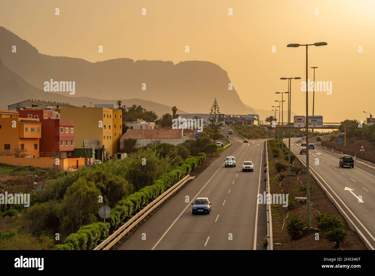 Vista della strada costiera e della montagna al tramonto a Galdar, Las Palmas, Gran Canaria, Isole Canarie, Spagna, Europa Foto Stock