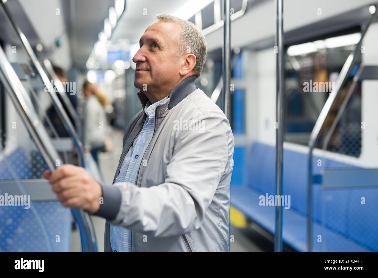 Il pensionato di 60 anni fa corre in una macchina della metropolitana Foto Stock