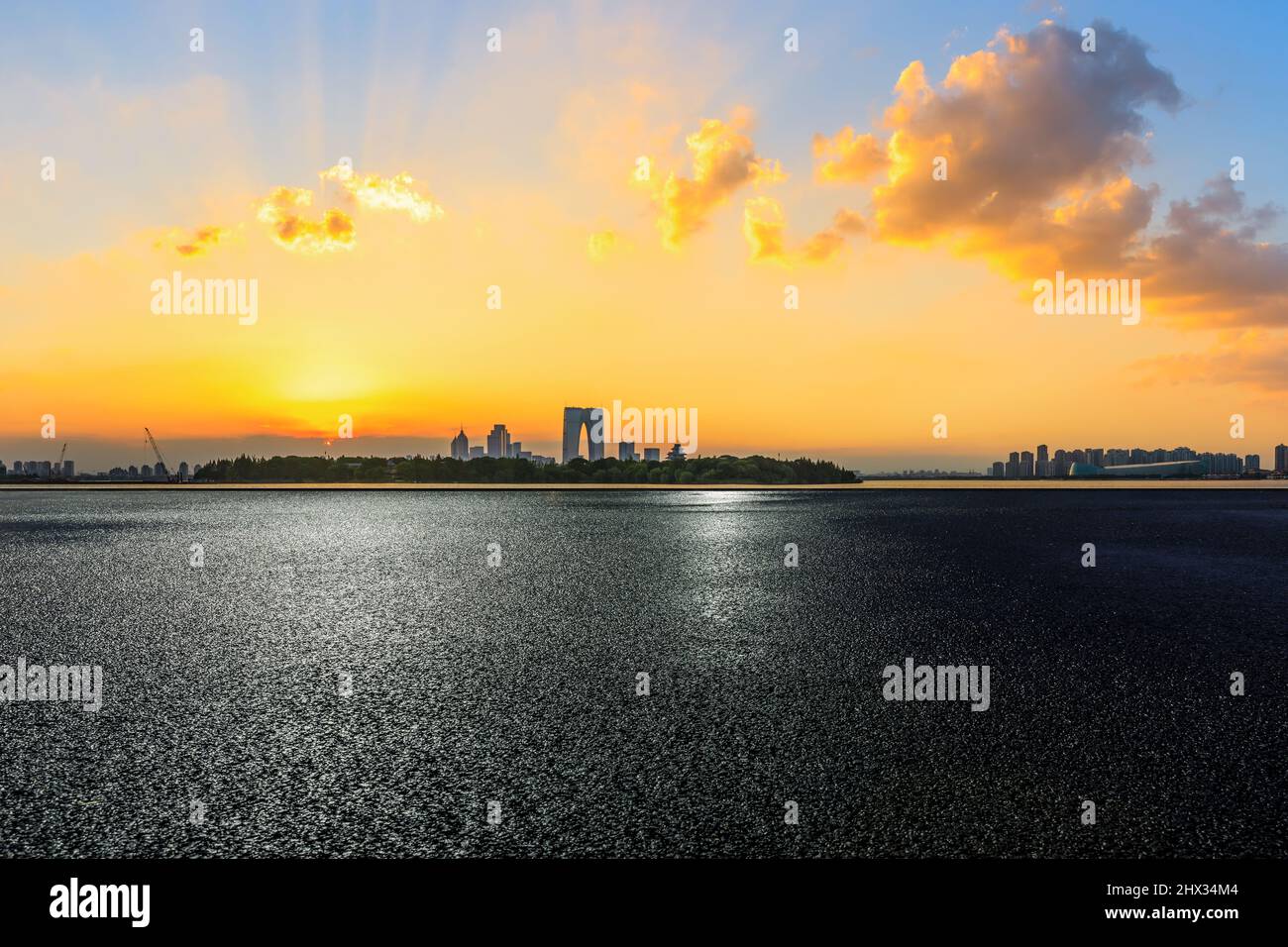 Asfalto autostrada e skyline della città con edifici moderni a Suzhou al tramonto, Cina. Foto Stock