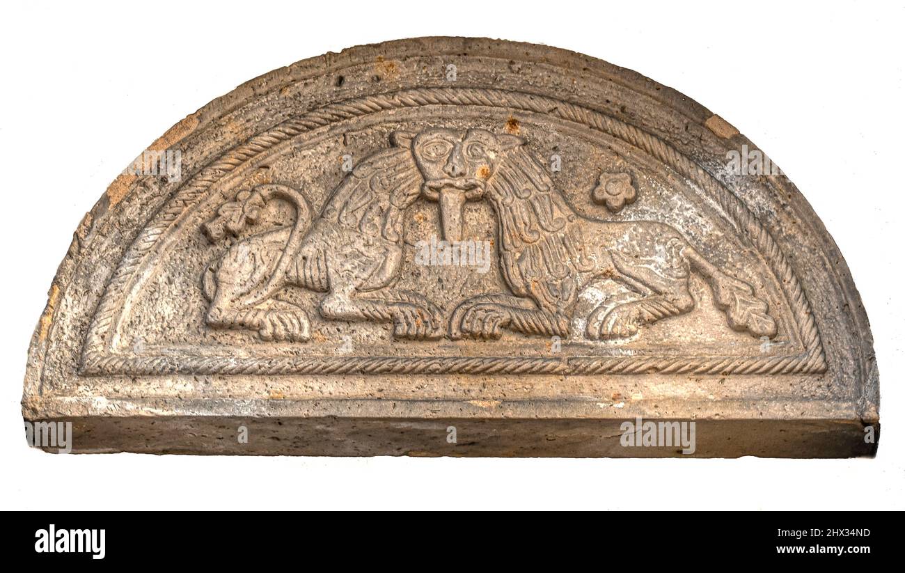 Timpano scolpito di due leoni con una testa alla cattedrale di Lund, Svezia, 3 novembre 2021 Foto Stock