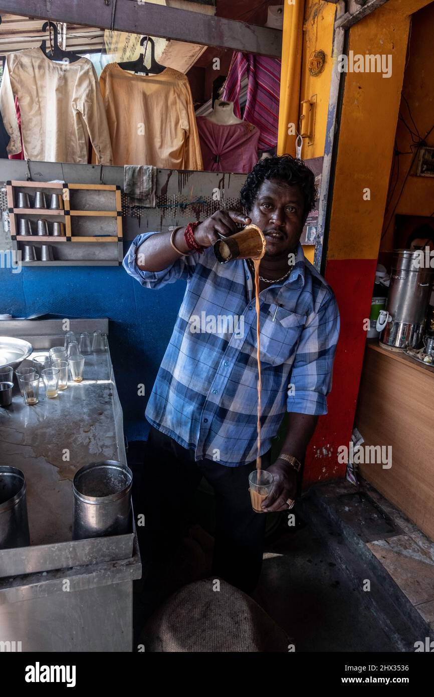 venditore di strada che fa chai fotografato a Tiruvannamalai, di Tamil Nadu, India Foto Stock