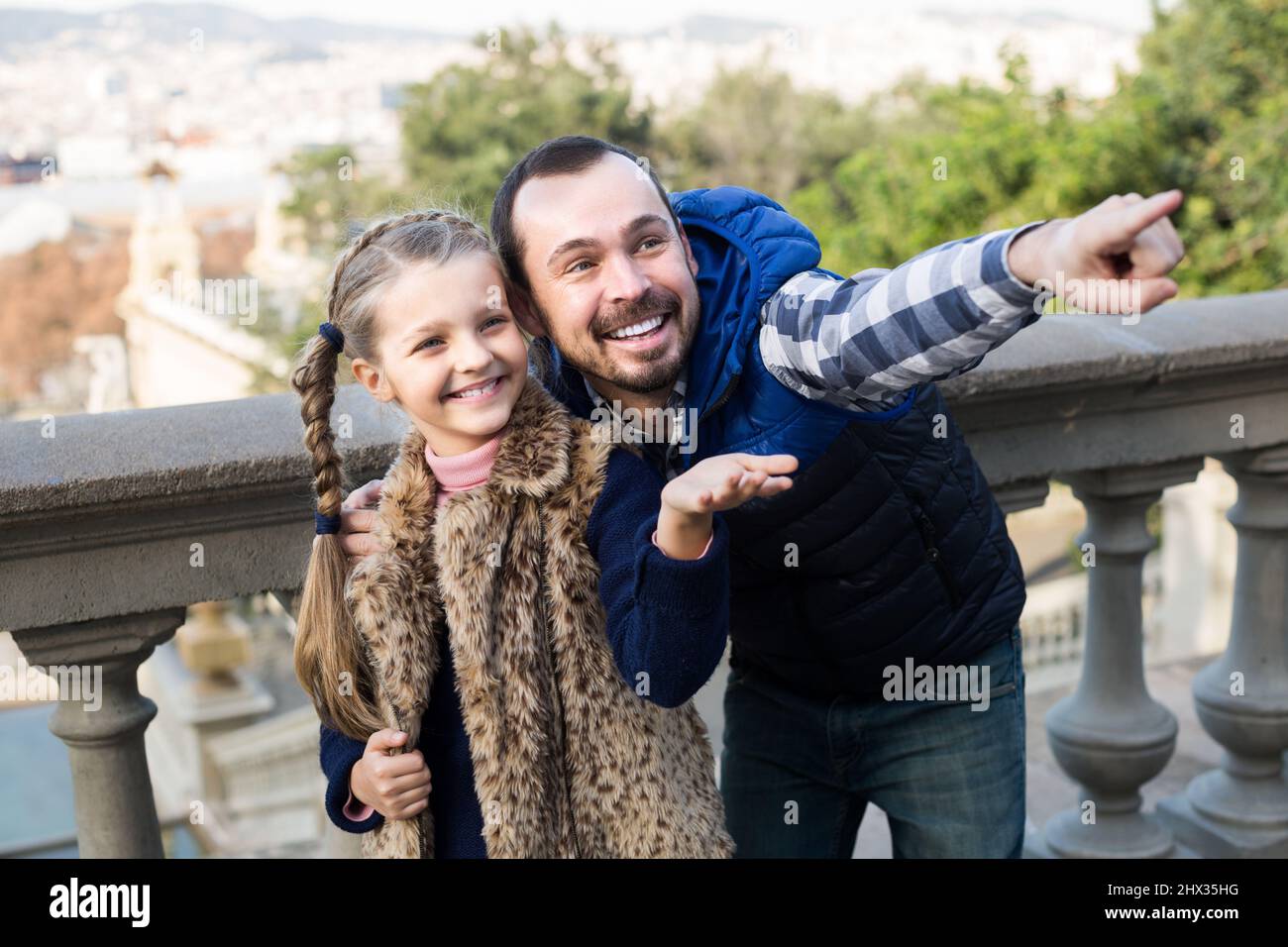 Sorridendo padre e figlia che guardano la vista Foto Stock