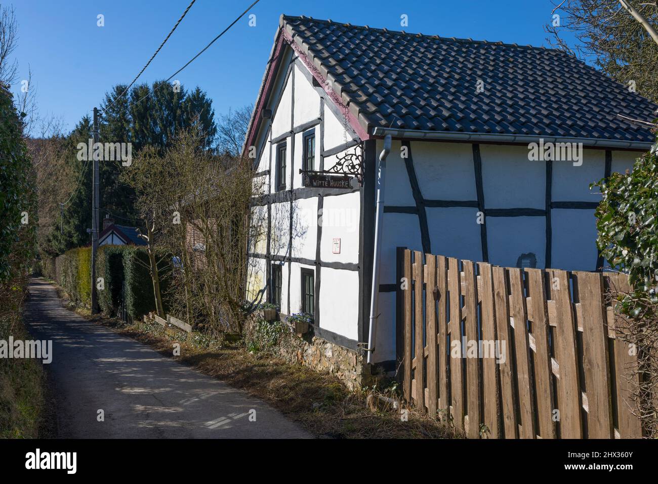 Bella casa bianca a graticcio lungo sentiero a piedi nei pressi di Sint-Martens-Voeren, regione di Voer in Belgio Foto Stock