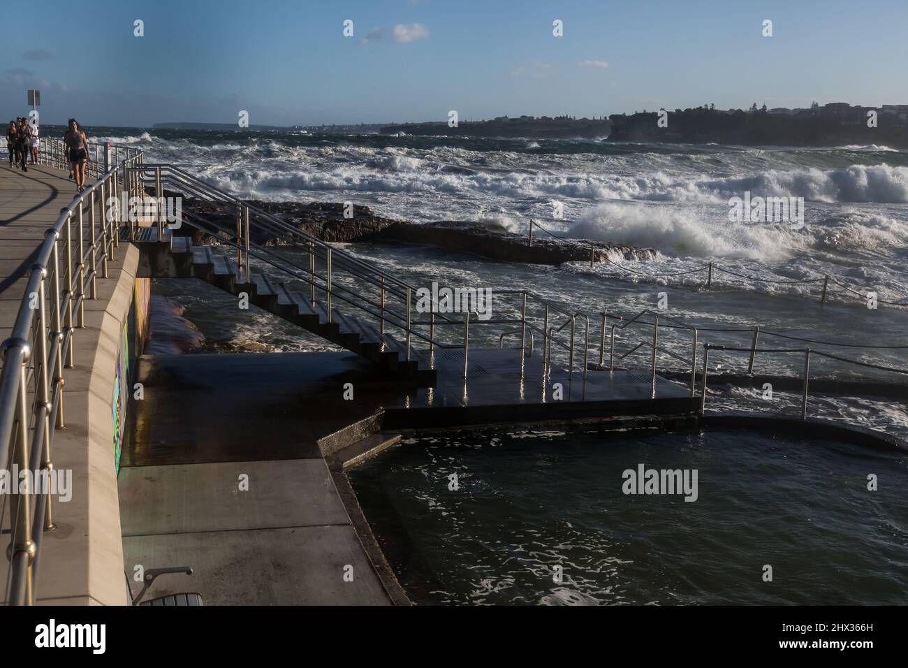 Sydney, Australia, mercoledì 9th marzo 2022. Le tempeste e le alluvioni finalmente si allentano questo pomeriggio, e il sole esce a North Bondi Beach, Bondi, Sydney. A causa delle condizioni meteorologiche estreme e degli eventi di allagamento, è probabile che l'inquinamento delle acque piovane sia evitato e il nuoto dovrebbe essere evitato. Credit Paul Lovelace/Alamy Live News Foto Stock