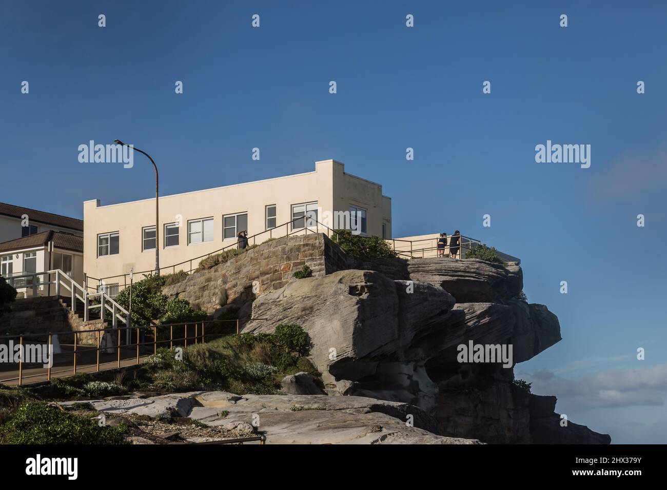 Sydney, Australia, mercoledì 9th marzo 2022. Big Waves ha colpito le rocce a ben Buckler Point, Bondi Nord come le tempeste e le inondazioni finalmente si allentano, e il sole esce. Credit Paul Lovelace/Alamy Live News Foto Stock