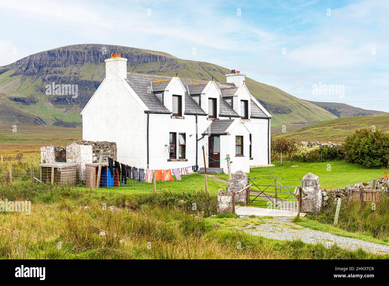 Una casa bianca vicino Balmaqueen nel nord dell'isola di Skye, Highland, Scozia Regno Unito. Foto Stock