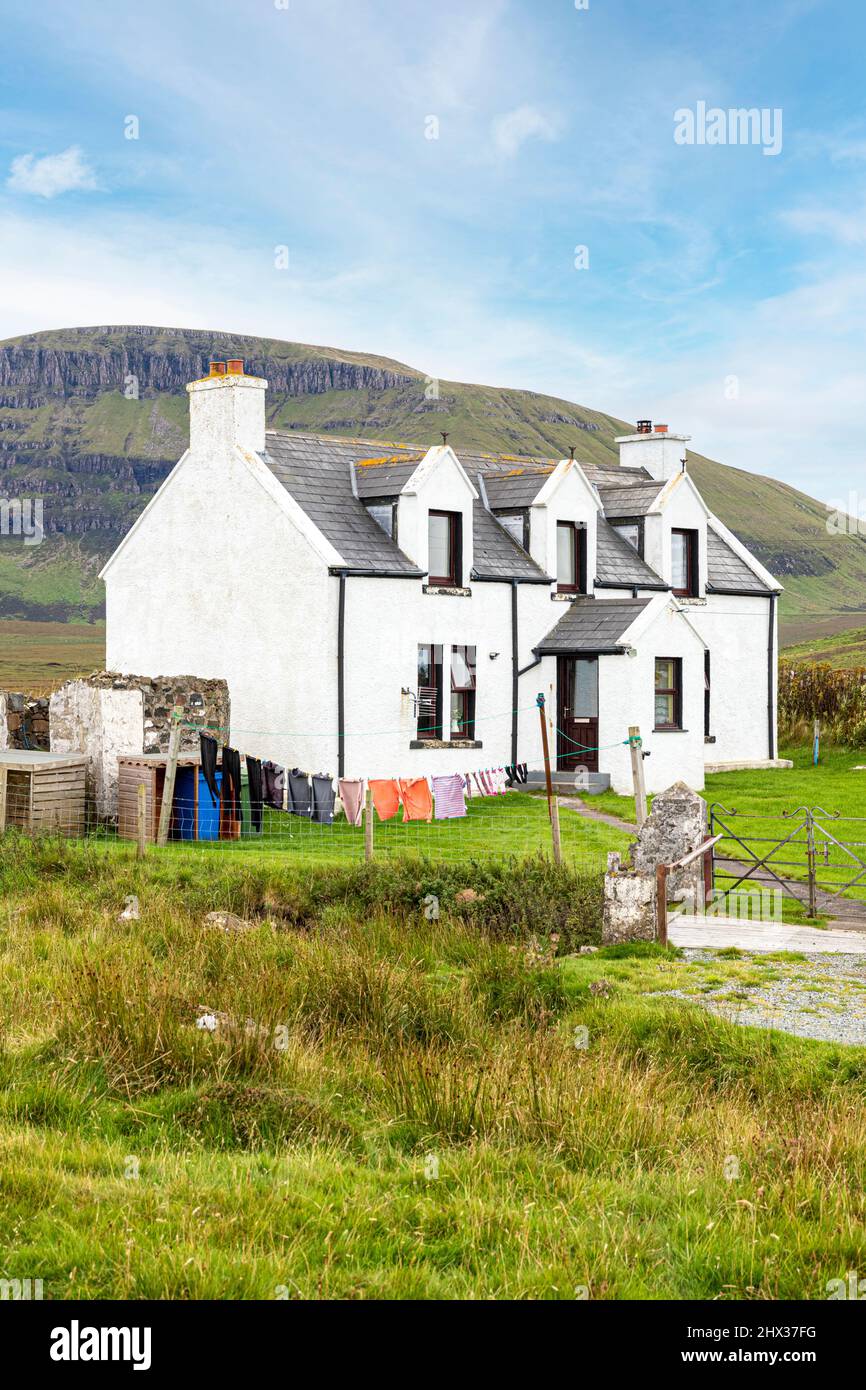 Una casa bianca vicino Balmaqueen nel nord dell'isola di Skye, Highland, Scozia Regno Unito. Foto Stock