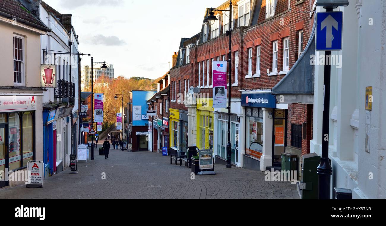 Centro storico di Basingstoke, strada pedonale per lo shopping di Church Street, Regno Unito Foto Stock
