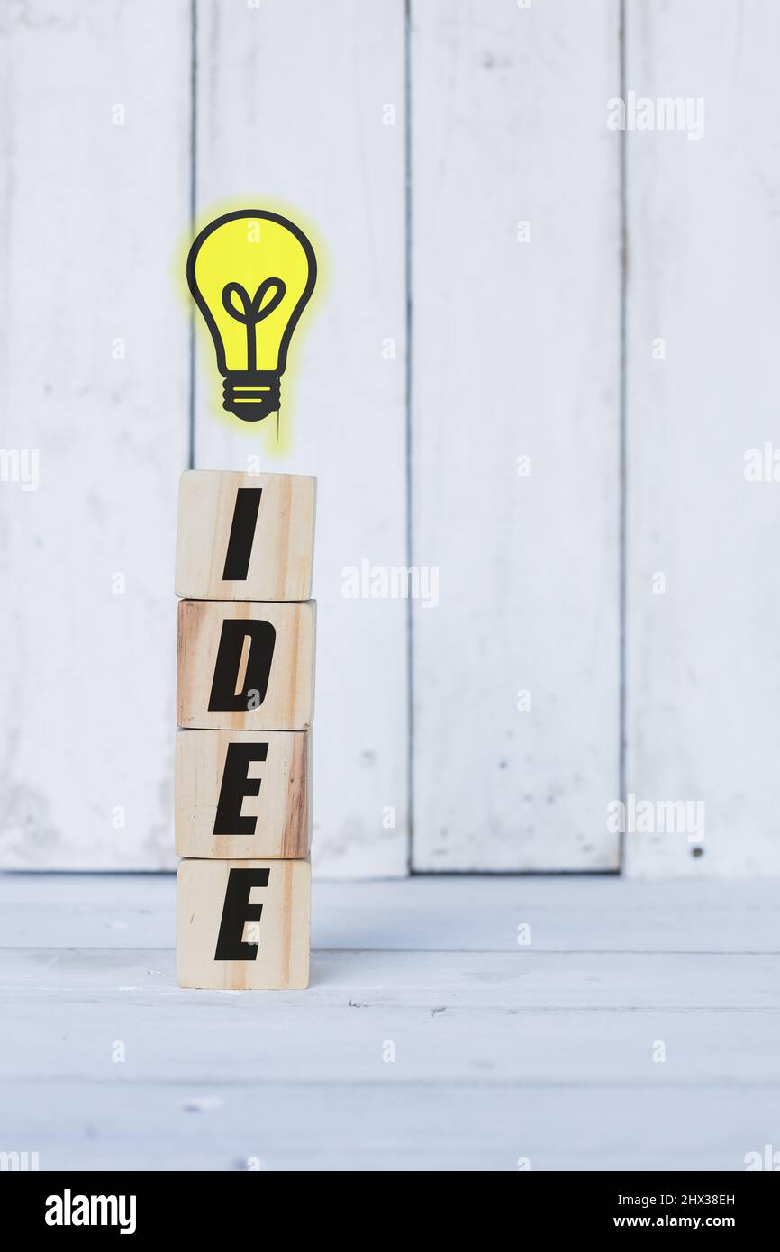 idea parola o concetto su blocchi di legno, sfondo bianco legno Foto Stock