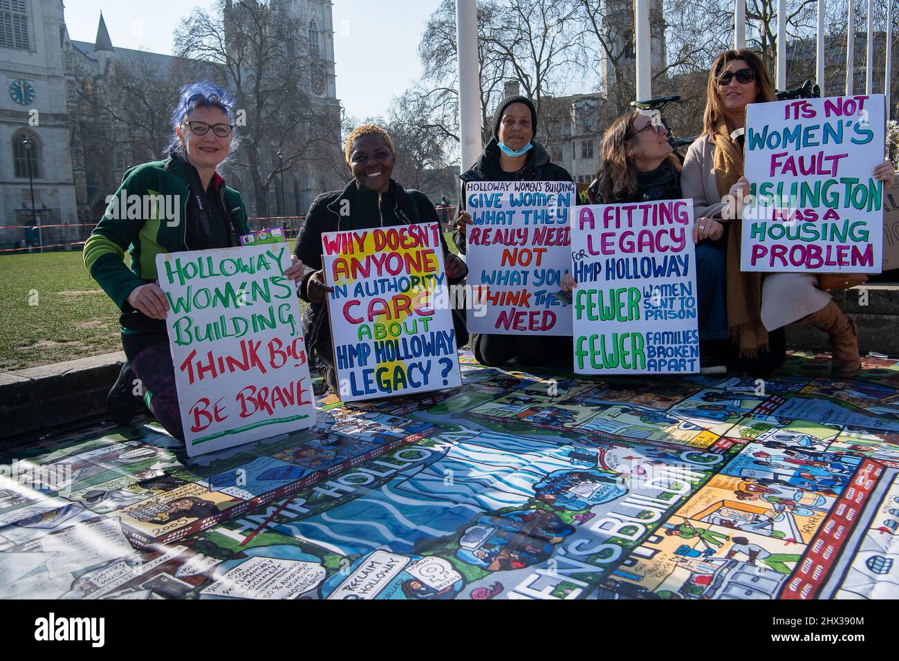 Westminster, Londra, Regno Unito. 8th marzo 2022. Oggi un gruppo di donne protestava al di fuori del Parlamento chiedendo la costruzione di un edificio femminile sul sito dell'ex prigione HMP Holloway a Islington. La loro proposta includerebbe la prestazione di servizi per le ex donne trasgressori, coloro che hanno sperimentato la violenza domestica e che sarebbero una comunità per le donne. Il sito è attualmente di proprietà di Peabody e ci sono piani per la costruzione di case sul sito. Credit: Maureen McLean/Alamy Live News Foto Stock