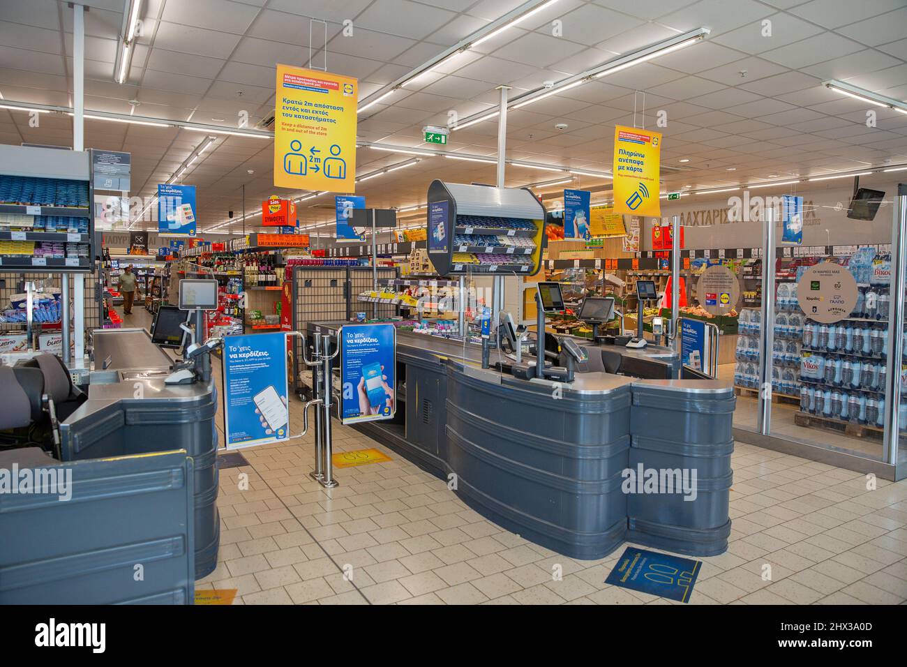 Protaras, Cipro - 25 maggio 2021: Lidl supermercato all'interno. Lidl è una catena tedesca di supermercati a prezzi scontati che gestisce oltre 7200 negozi in tutto il mondo, è stato Foto Stock