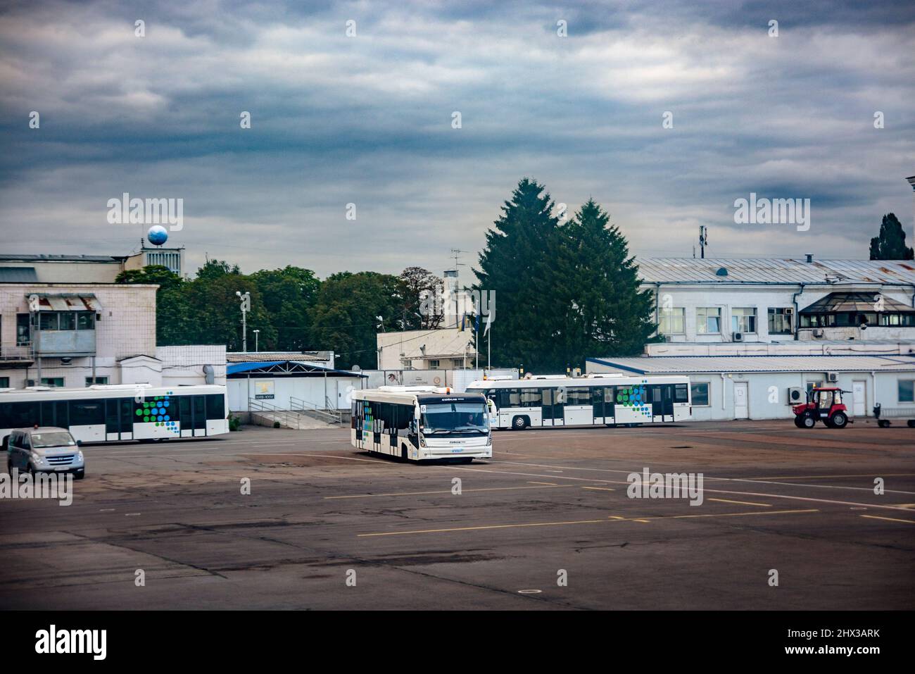 KIEV, Ucraina - Giugno 03,2017:l'autobus dell'aeroporto sta per prendere passeggeri dall'aereo. Foto Stock