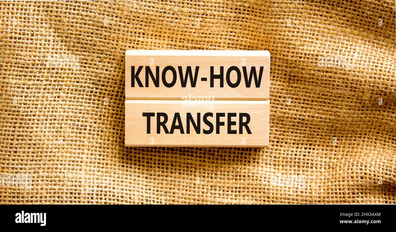Simbolo di trasferimento del know-how. Concetto parole know-how trasferimento su blocchi di legno su bello sfondo tela tavolo tela. Spazio di copia. Innovazione aziendale Foto Stock