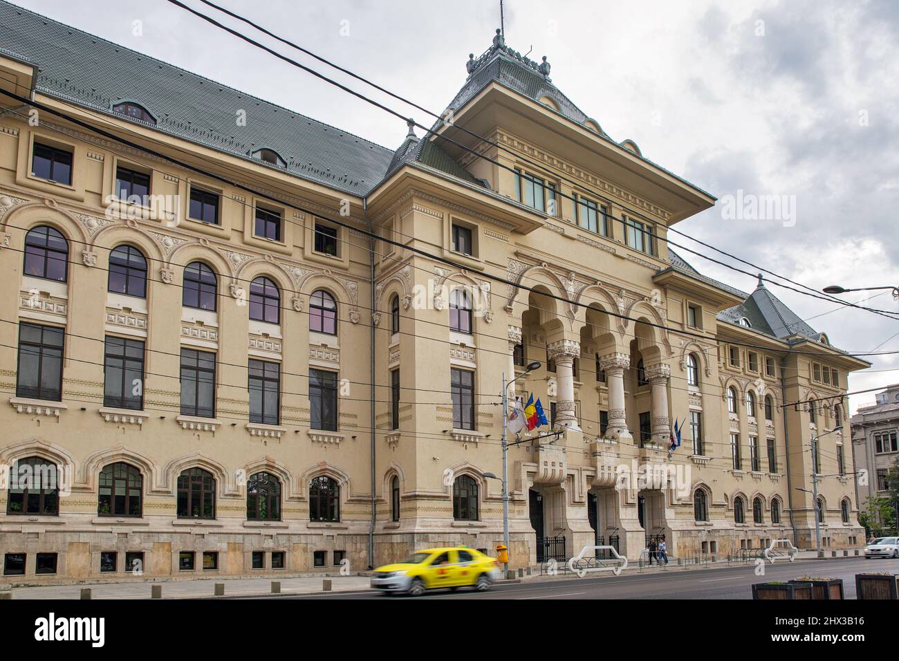 Bucarest, Romania - 12 agosto 2021: Municipio di Bucarest in centro. Bucarest è la capitale e centro culturale, industriale e finanziario di Roma Foto Stock