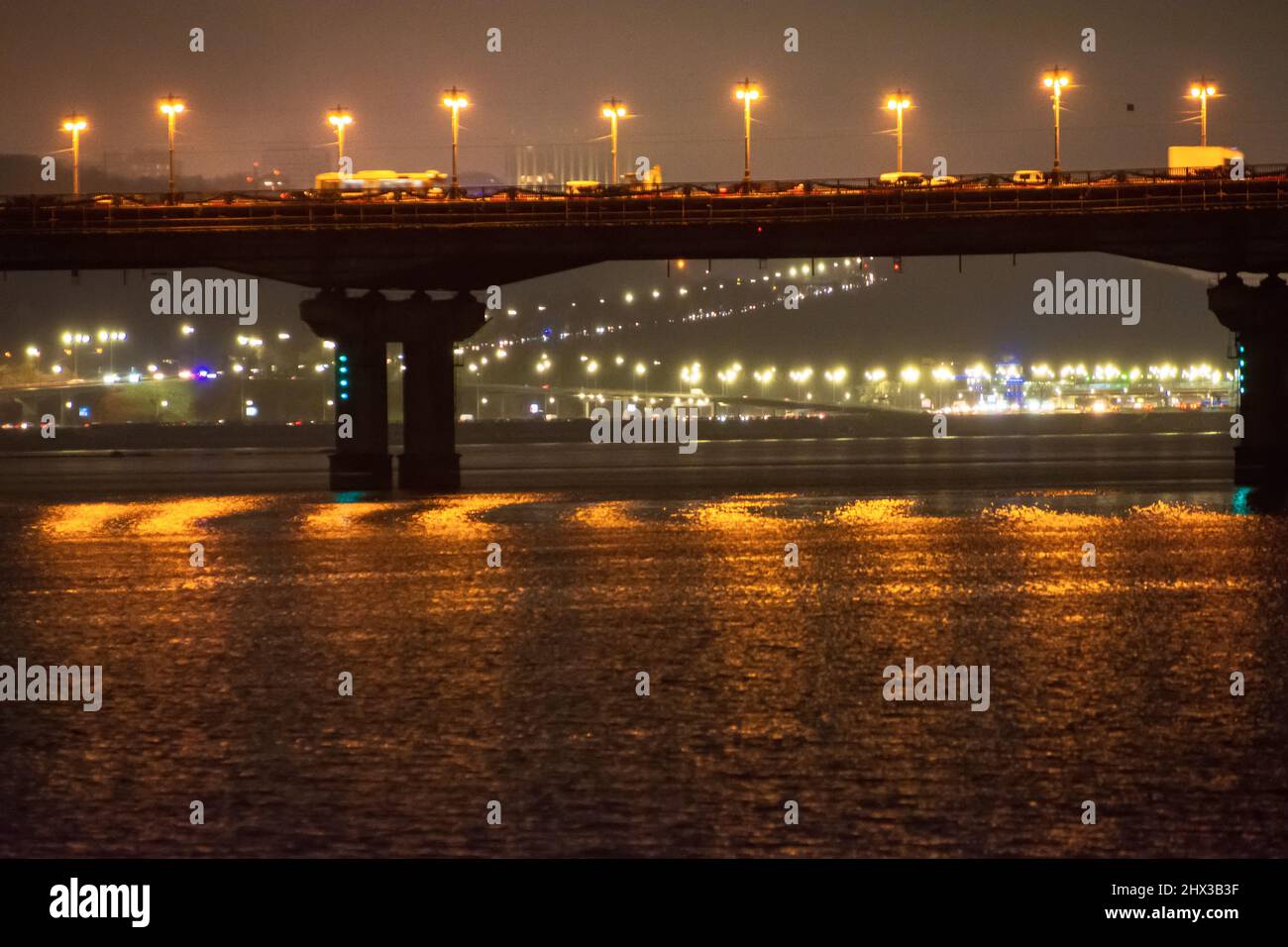 Ponte di Paton a Kiev. Riprese notturne. Foto Stock