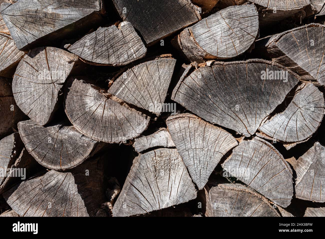 vista ravvicinata di legna spaccata impilata, fondo in legno Foto Stock