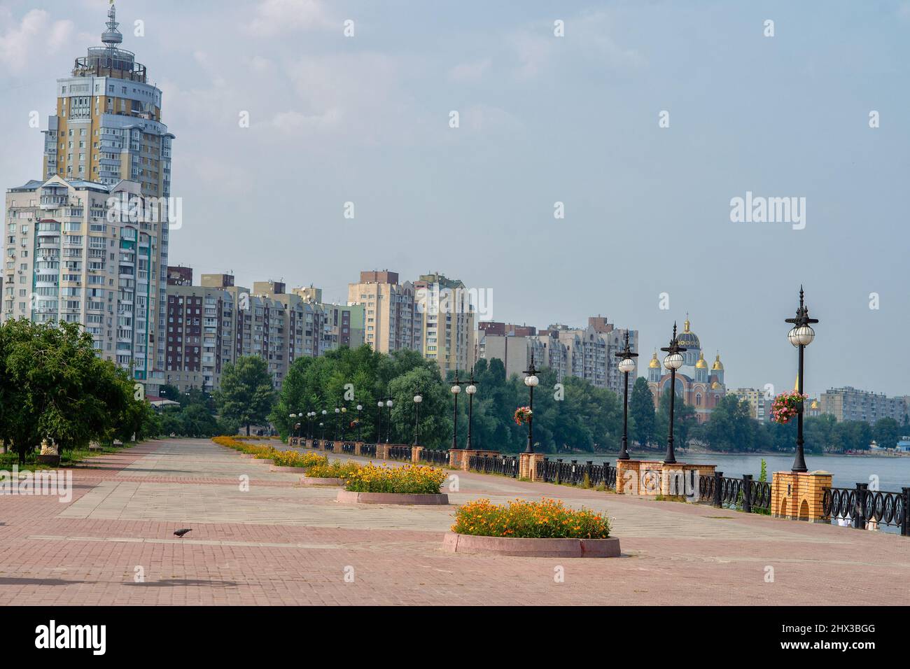 Kiev. Ampia Quay Estate con aiuole di fiori nella zona Obolon lungo il fiume Dnieper.Focus sulla parte anteriore della foto. Foto Stock