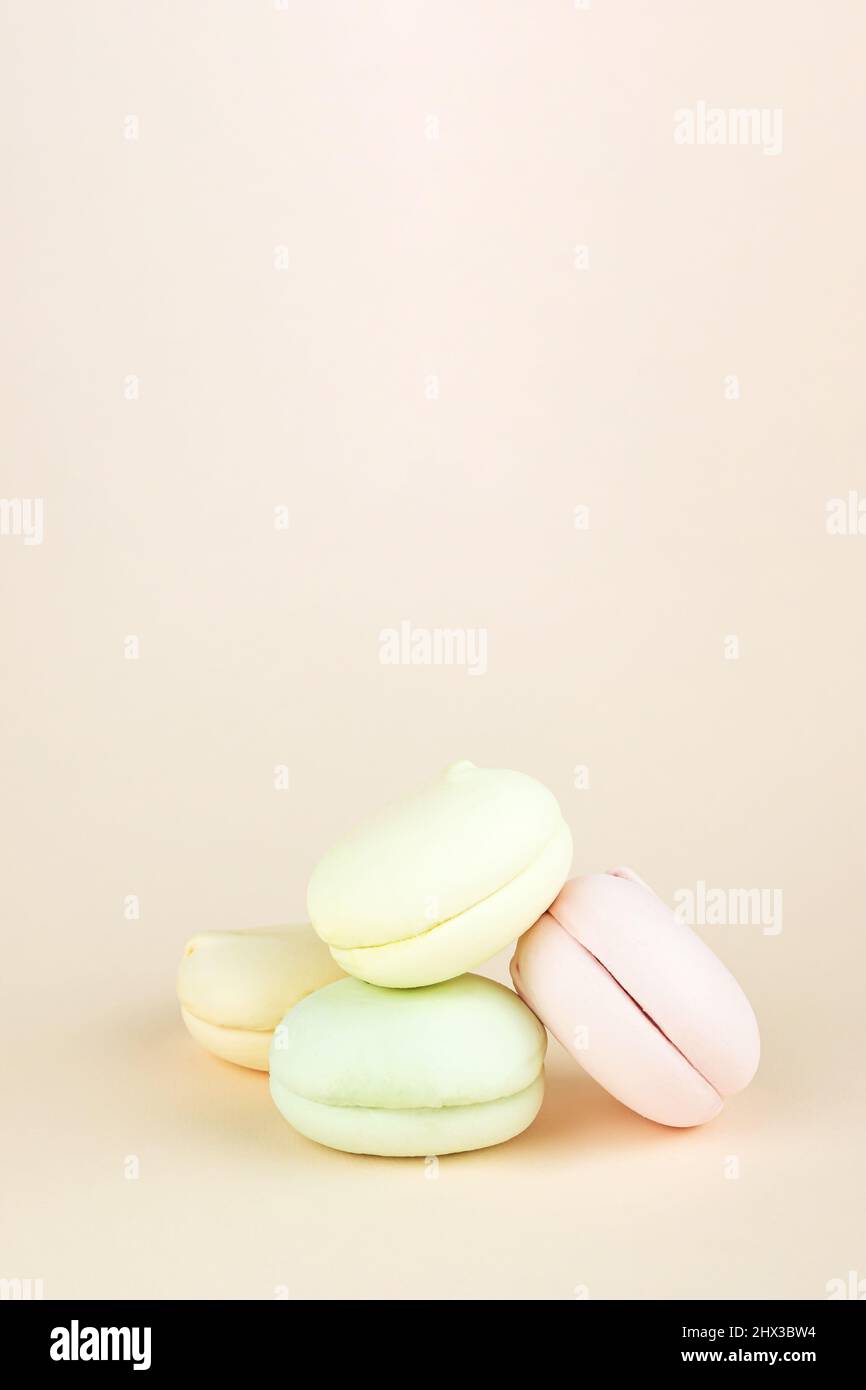 Delizioso dolce marshmallows colorati assomiglia a macarons, biscotti colorati di mandorle, colori pastello. Spazio libero per il testo Foto Stock