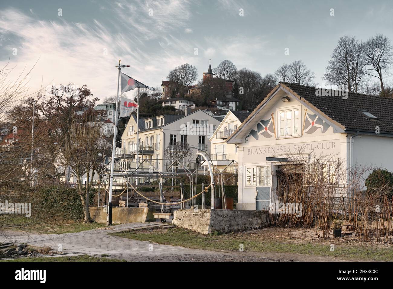 Blankenese sul fiume Elba nella città di Amburgo, Germania. Vista panoramica con Süllberg, famosa collina di Blankenese e Blankenese Sailing Club. Foto Stock