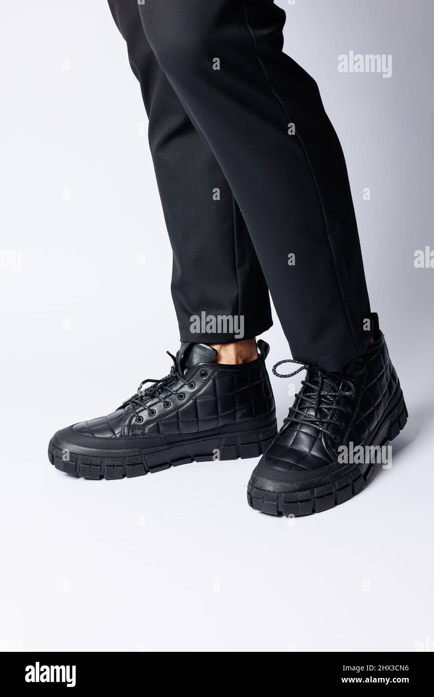 Stivali neri da uomo in vera pelle, calzature da uomo su sfondo bianco.  Scarpe invernali da uomo 2022 Foto stock - Alamy