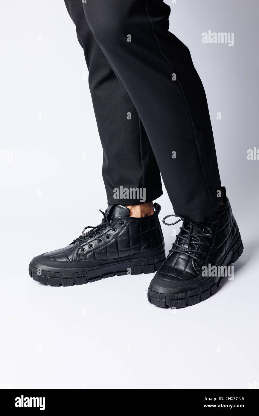 Stivali neri da uomo in vera pelle, calzature da uomo su sfondo bianco. Scarpe  invernali da uomo 2022 Foto stock - Alamy