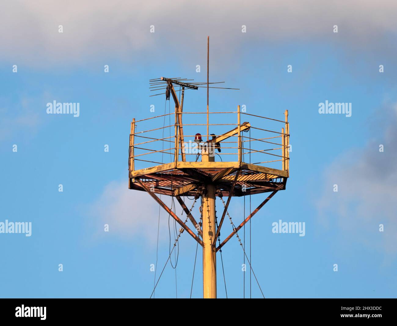 La torre delle comunicazioni per la tv e il telefono cellulare segnali Foto Stock