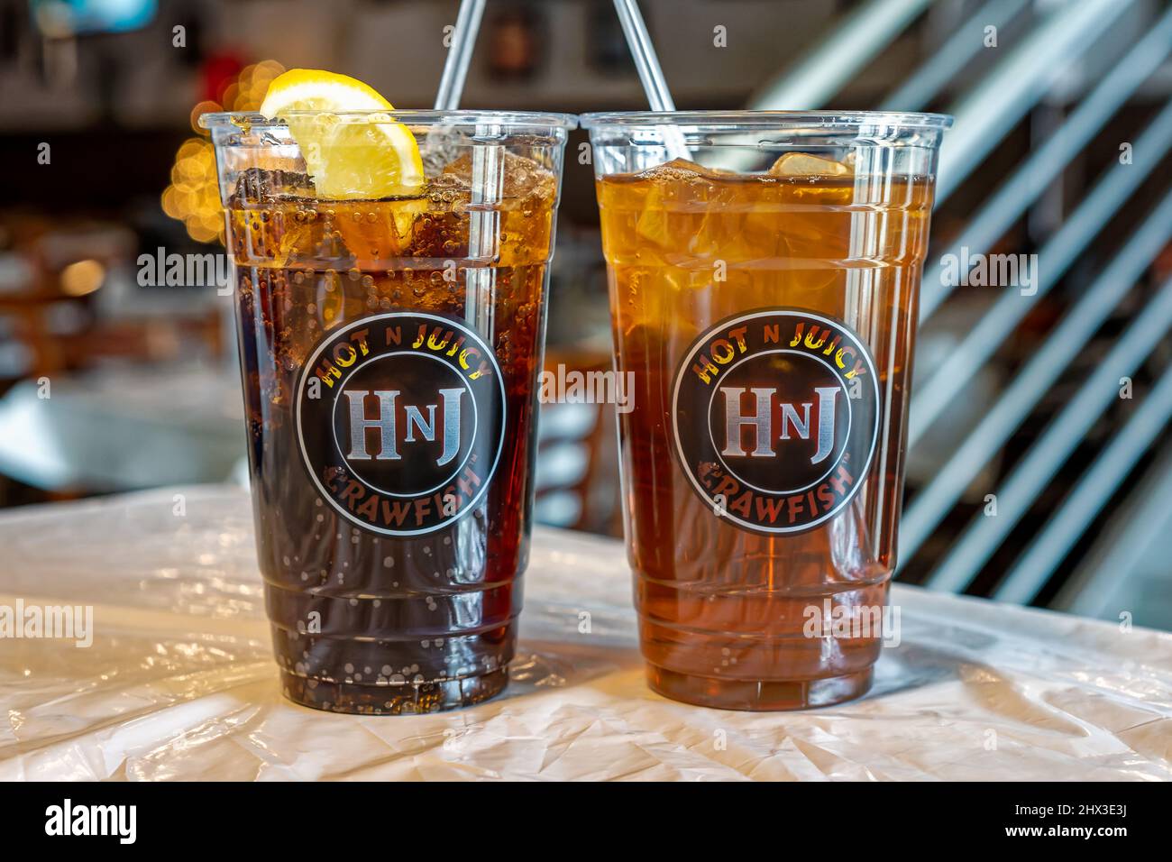 Las Vegas, NV - 15 dicembre 2021: Cola e un tè ghiacciato al luogo Hot n Juicy Crawfish Planet Hollywood. Foto Stock